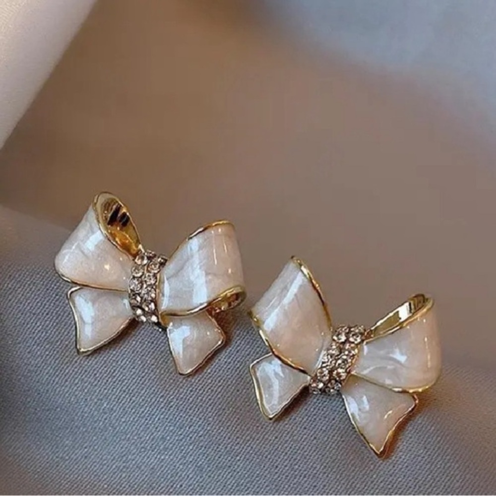 NWT! Creative Sparkling Rhinestone Decor Bowknot Design earrings.